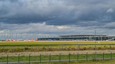 Blick auf das Terminal mit dem Vorfeld vom Flughafen Berlin Brandenburg Airport "Willy Brandt" (BER). Die Eröffnung des Hauptstadtflughafens BER ist am 31.10.2020 geplant.