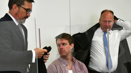 Ex-NPD-Politiker Maik Schneider (M.) mit seinen Anwälten Mathias Noll (r.) und Sven-Oliver Milke.