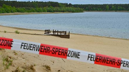 Mit einem Flatterband ist ein Zugang zum Strand des Helenesees abgesperrt. 