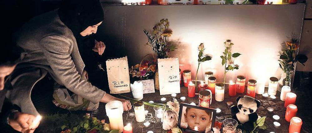 In Erinnerung an Mohamed brennen Kerzen vor dem Lageso. Dort wurde der Junge entführt. Nun wurde seine Leiche in Brandenburg gefunden.