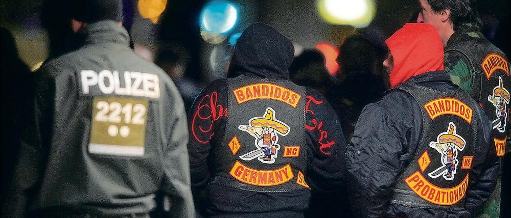Einsatzort Berlin. Die Polizei kontrollierte in der Nacht zu Sonnabend 250 Bandidos, die ihr Quartier in Berlin-Reinickendorf haben.
