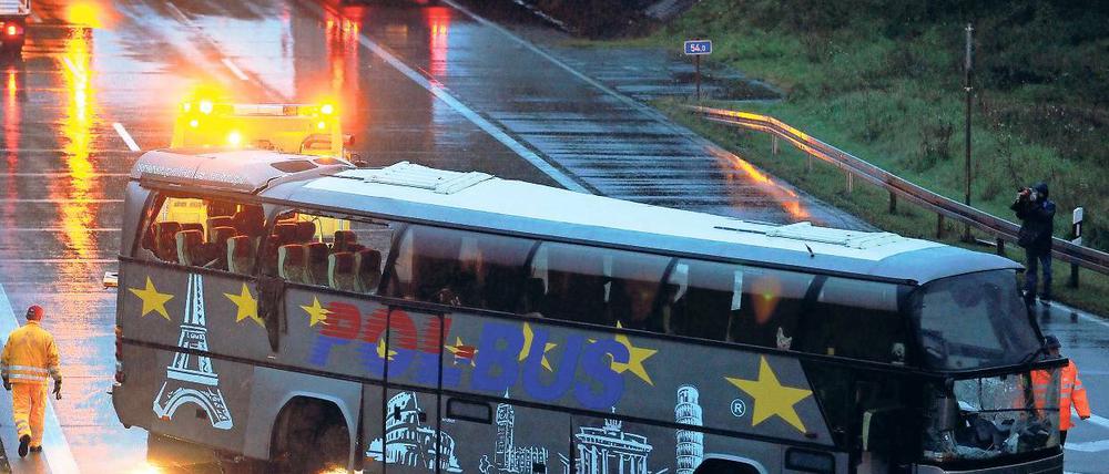 Tragödie auf dem Berliner Ring. 14 Menschen kamen bei dem schweren Busunfall am 26. September 2010 ums Leben. Nach bisherigen Erkenntnissen musste der Busfahrer einem zu schnell auf die Autobahn fahrenden Pkw ausweichen.