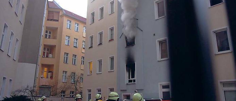 Ort einer Tragödie. Mehr als sechs Stunden hatten Feuerwehr, Polizei und Seelsorger in der Berliner Sonnenallee zu tun. Der Brand, bei dem zwei Erwachsene und ein Säugling ums Leben kamen, war nach einer Stunde unter Kontrolle.