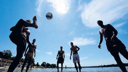 Wasserball. Große Jungs spielen gern am Ufer. Im Berliner Strandbad Wannsee haben sie ja auch genügend Platz.