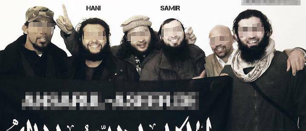 Siegerpose. Die aus der U-Haft entlassenen Terrorverdächtigen präsentierten sich im Internet – hinter einem Banner, das für eine Website mit islamistischer Hetze wirbt.