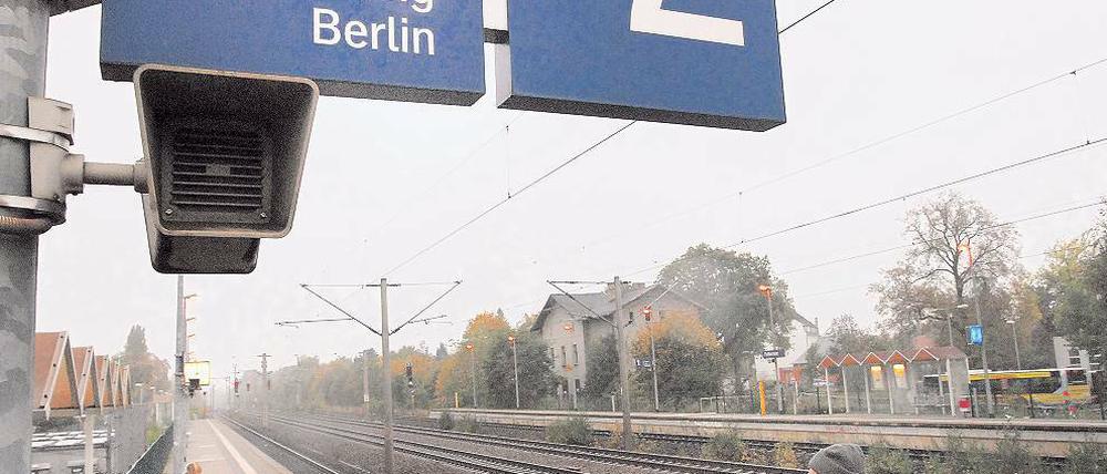 Langes Warten. Für neue Bahnverbindungen wie die geplante S-Bahn-Strecke von Spandau nach Falkensee sieht Brandenburgs Verkehrsminister Jörg Vogelsänger (SPD) nur Chancen, wenn dafür in entlegenen Gegenden am bestehenden Angebot gespart wird.
