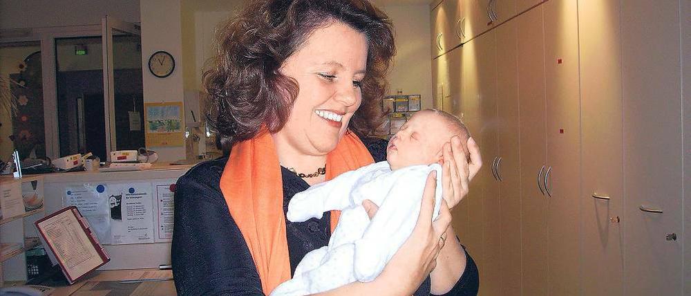 Wohlbehalten. Diesen Säugling, der bei einer anonymen Geburt zur Welt kam, hat Seelsorgerin Gabriele Stangl vielleicht vor dem Tod gerettet. Eine 14-jährige Mutter sagte einmal: „Ein Glück, dass es das hier gibt, ich hätte das Baby vielleicht im Keller versteckt.“