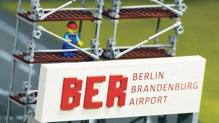 Es geht voran. Auf der BER-Baustelle ist der Tower längst fertig, das erste Flugzeug sogar angedockt, und im Frühjahr 2013 soll der gesamte Flughafen eröffnet werden – und zwar pünktlich. Gut, die Arbeiter bewegen sich nicht, aber immerhin: sie sind vor Ort, auf der Airport-Baustelle. Und Baustellenschäden werden einfach mit Klebstoff repariert. Der Mini-BER entsteht derzeit auf zehn Quadratmetern im Legoland Discovery Center am Potsdamer Platz in Berlin. 100 000 Steine werden in 500 Arbeitsstunden verbaut.