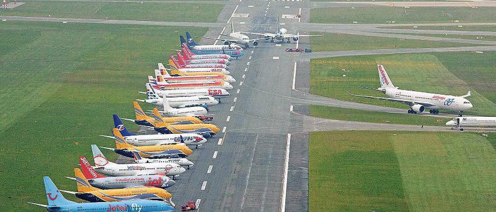 Nur zwei, drei Urlaubsbomber in den Ferien? Dieses Bild zeigt Hamburgs Flughafen mit Chartermaschinen von Fußballfans.