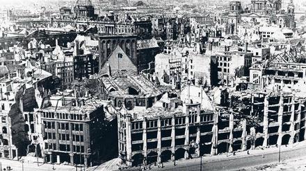 In Trümmern. So sah Berlins Mitte nach dem Zweiten Weltkrieg aus, vorn die zerstörte Nikolaikirche. Jetzt ist ein Buch über die Bombenangiffe der Alliierten erschienen.