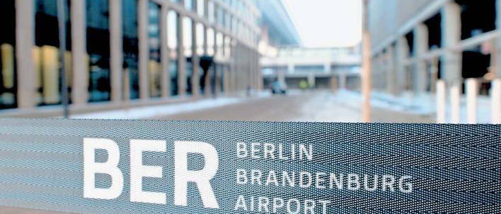 Keine Komplett-Eröffnung. Der Pannen-Flughafen BER bei Berlin soll so schnell wie möglich starten. Airport-Chef Hartmut Mehdorn will deswegen schrittweise vorgehen.