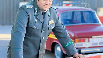 Der Letzte macht das Tor auf. Schauspieler Charly Hübner in der Rolle des Oberstleutnants Harald Schäfer, der am 9. November 1989 am Grenzübergang Bornholmer Straße auf Posten steht.