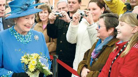 Im Land des Lachens. Die Queen freut sich 2004 im Krongut Bornstedt, Potsdam. 