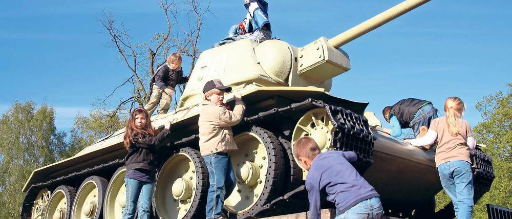 Vom Kriegsgerät zum Spielzeug. Auch dieser russische Panzer vom Typ T-34 am Sowjetischen Ehrenmal in Tiergarten soll an der Schlacht um Berlin teilgenommen haben.