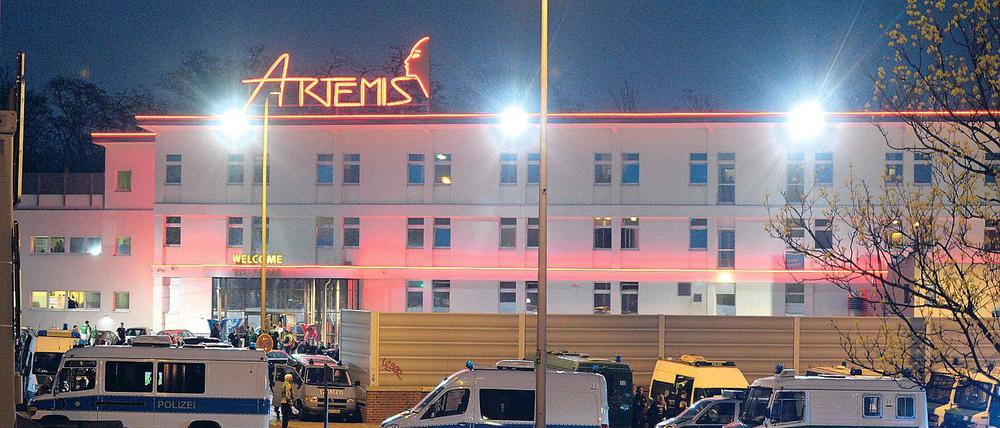 Artemis durch die Nacht. Bei der Razzia wurden Vermögenswerte von 6,4 Millionen Euro beschlagnahmt.