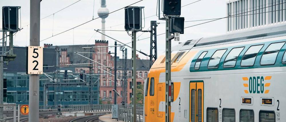 Immer schön langsam. Ein Odeg-Zug verlässt den Hauptbahnhof in Richtung Cottbus. Eigentlich dauert die Fahrt nur knapp eineinhalb Stunden. Doch Pendler wissen: „Eigentlich“ ist selten.