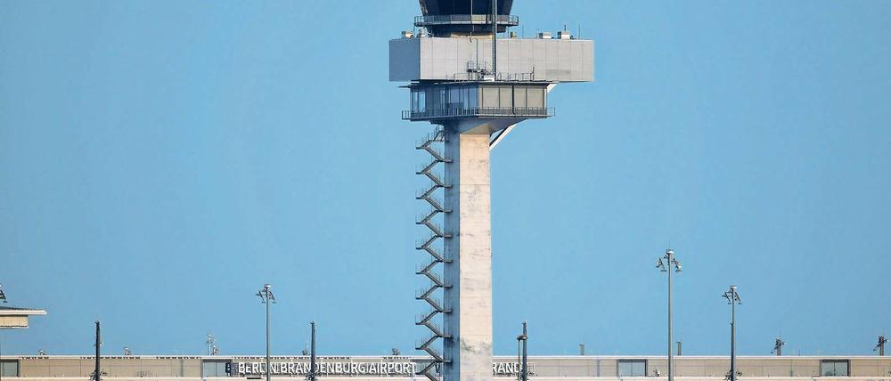 Immerhin der Turm ist fertig. Da sage noch einer, am BER funktioniere nichts: Der Flughafentower versieht seit 2012 seinen Dienst.
