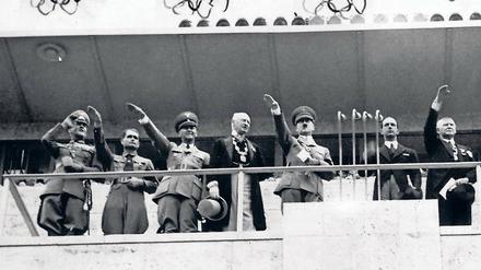Hitlers Stellvertreter. Rudolf Heß (zweiter von links) 1936 bei der Eröffnung der Olympischen Spiele in Berlin.