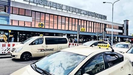 Dauerstreit. Seit 2013 dürfen Berliner Taxifahrer nur Fahrgäste zum Flughafen Schönefeld bringen, dort aber keine neuen aufnehmen.