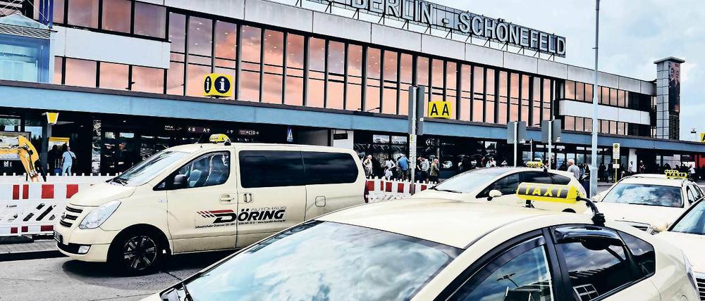 Dauerstreit. Seit 2013 dürfen Berliner Taxifahrer nur Fahrgäste zum Flughafen Schönefeld bringen, dort aber keine neuen aufnehmen.