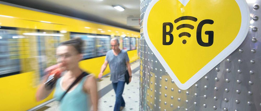 Liebe, die nicht hält. Die BVG wirbt mit dem drahtlosen Internet-Zugang. Doch W-LAN gibt es nur im Bahnhof: Sobald der Zug abfährt, reißt die Verbindung ab.