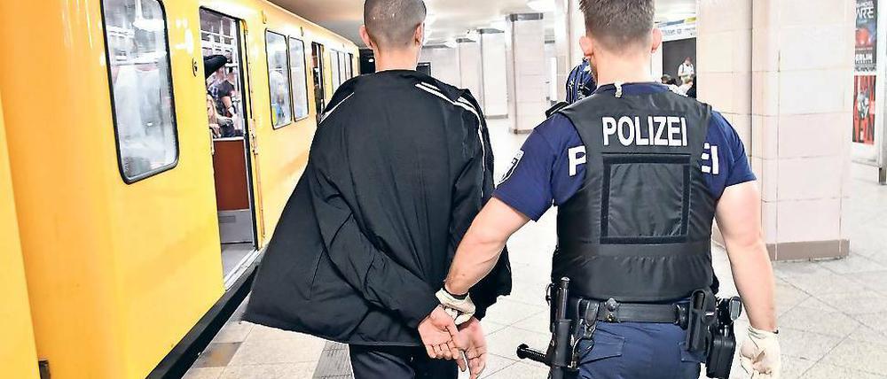 Auf der richtigen Seite. Die Berliner Polizei soll sich mehr für Menschen mit Migrationshintergrund öffnen, um die Zusammensetzung der Stadtgemeinschaft besser abzubilden. Einige sehen die Integrität der Truppe dadurch bedroht.