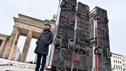 Auf Tuchfühlung. Der syrische Künstler Manaf Halbouni wünscht sich, dass Passanten die Botschaft seiner Installation am Brandenburger Tor verbreiten – etwa mit Fotos, die sie im Netz unter dem Hashtag #Monument posten. Über Selfies am nahe gelegenen Holocaust-Mahnmal gibt es immer wieder Diskussionen.