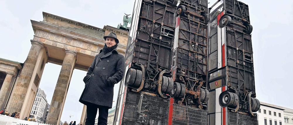 Auf Tuchfühlung. Der syrische Künstler Manaf Halbouni wünscht sich, dass Passanten die Botschaft seiner Installation am Brandenburger Tor verbreiten – etwa mit Fotos, die sie im Netz unter dem Hashtag #Monument posten. Über Selfies am nahe gelegenen Holocaust-Mahnmal gibt es immer wieder Diskussionen.