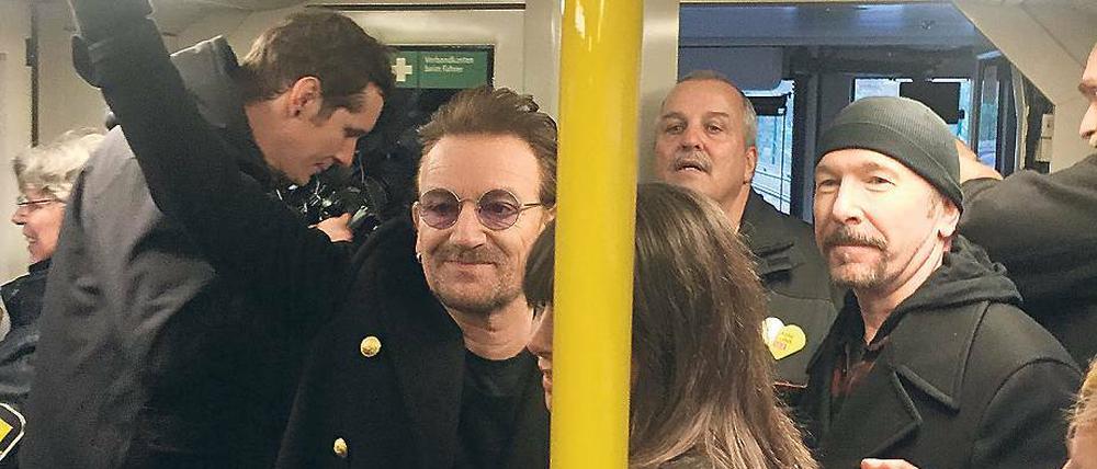 Einsteigen, bitte. Ob Bono (li.) und The Edge einen Fahrschein hatten? Zumindest spielten sie ein paar Songs.