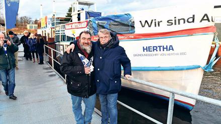 Im Hafen Rummelsburg. Hertha Präsidiumsmitglieder Ingmar Pering (l.) und Carsten Wolter mit Schiff.