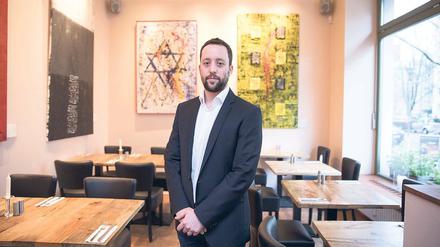 Hat Nerven bewiesen. Yorai Feinberg am Donnerstag in seinem Restaurant in Schöneberg. Er stammt aus Israel und wurde mehrfach von Antisemiten bedroht. Von einem Vorfall mit einem aggressiven Passanten gibt es ein Video. Die zwischenzeitliche Löschung des Clips durch Facebook provozierte Kritik.