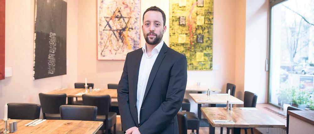 Hat Nerven bewiesen. Yorai Feinberg am Donnerstag in seinem Restaurant in Schöneberg. Er stammt aus Israel und wurde mehrfach von Antisemiten bedroht. Von einem Vorfall mit einem aggressiven Passanten gibt es ein Video. Die zwischenzeitliche Löschung des Clips durch Facebook provozierte Kritik.