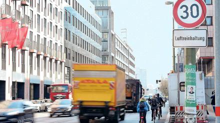 Bremsen für die Luft. Auf der Leipziger Straße gilt seit Montag ein Tempolimit. Die Behörden haben angekündigt, dieses auch zu kontrollieren.