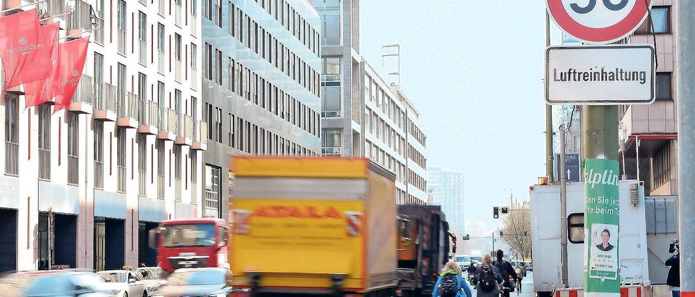 Bremsen für die Luft. Auf der Leipziger Straße gilt seit Montag ein Tempolimit. Die Behörden haben angekündigt, dieses auch zu kontrollieren.