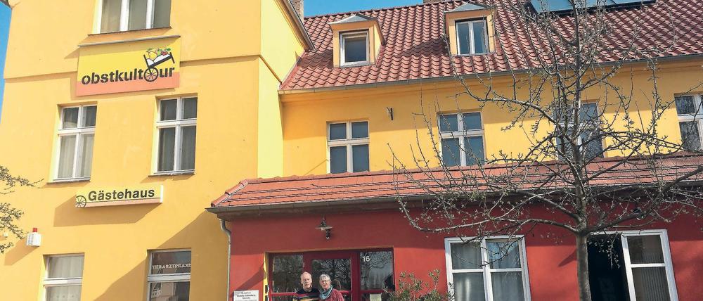 Obstkultour im Fischerkiez. Claudia Fehrenberg und Christian Eckhoff vor ihrer Herberge in der Alten Schule Glindow.