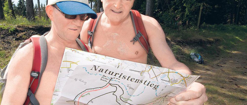 Unterwegs mit Naturisten. Jeden Windhauch auf der Haut spüren und endlich legal nackt durch den Wald laufen, darum kämpfen Brandenburger Nacktwanderer.