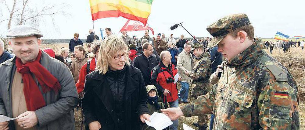 Rückzug. Beim Ostermarsch hatten Soldaten noch mit Flugblättern für den Truppenübungsplatz geworben. Nun gibt der Verteidigungsminister die Pläne für die Wittstocker Heide endgültig auf.