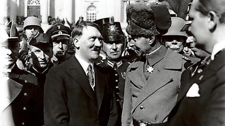 Reichskanzler Adolf Hitler und der ehemalige Kronprinz Wilhelm von Preußen während der Feier vor der Garnisonkirche am „Tag von Potsdam“.
