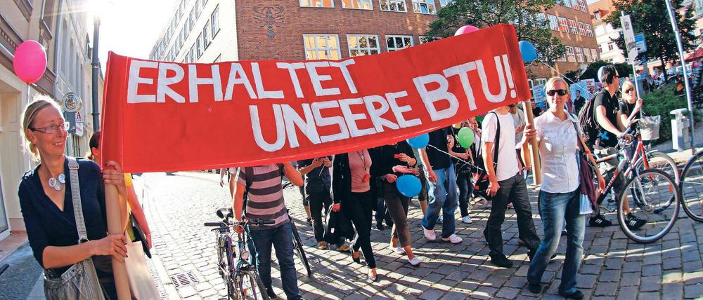 Unter Protest. Jede Woche demonstrieren in Cottbus Hunderte gegen den Plan, die BTU mit der FH Lausitz zu fusionieren. Der Kampf um die Uni steht auch für die Angst der Lausitzer, vom prosperierenden Potsdam abgehängt zu werden.