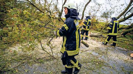 Nach dem Sturm. Orkan Xavier knickte deutschlandweit unzählige Bäume um, sieben Menschen starben. Die Leitstellen setzten alle verfügbaren Ersthelfer ein.