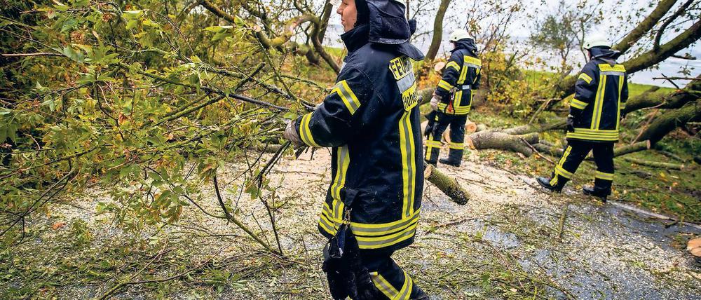 Nach dem Sturm. Orkan Xavier knickte deutschlandweit unzählige Bäume um, sieben Menschen starben. Die Leitstellen setzten alle verfügbaren Ersthelfer ein.