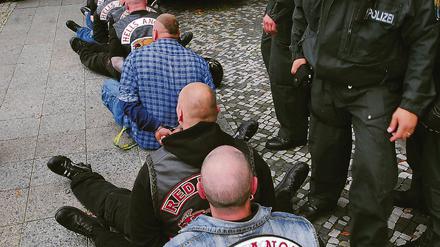 So macht das Rockerleben keinen Spaß  wegen des Szene-Kriegs immer im Visier der Polizei, so wie bei der Stadtfahrt der Berliner Hells Angels 2008.