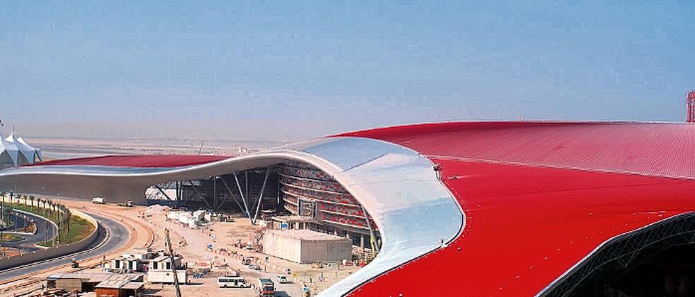 Gigantomanie in der Wüste. Im Emirat Abu Dhabi lässt der italienische Sportwagenhersteller Ferrari die bislang größte Halle der Welt errichten. Das Dach des riesigen Gebäudes wurde von der Firma Interfalz aus Oranienburg entwickelt.