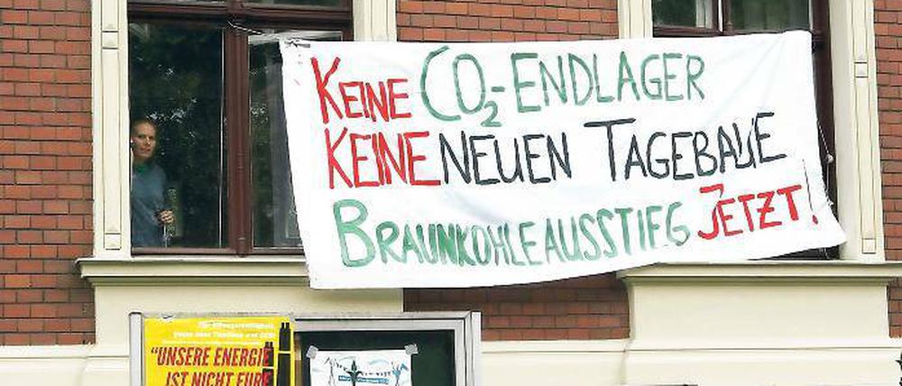 Politischer Klimaschutz. Aktivisten des Lausitzer Klimacamps in Jänschwalde (Spree-Neiße) besetzten am Donnerstag die Landesparteizentrale der Linken in Potsdam. Proteste gab es auch vor den Parteibüros von SPD und Linke in Cottbus.