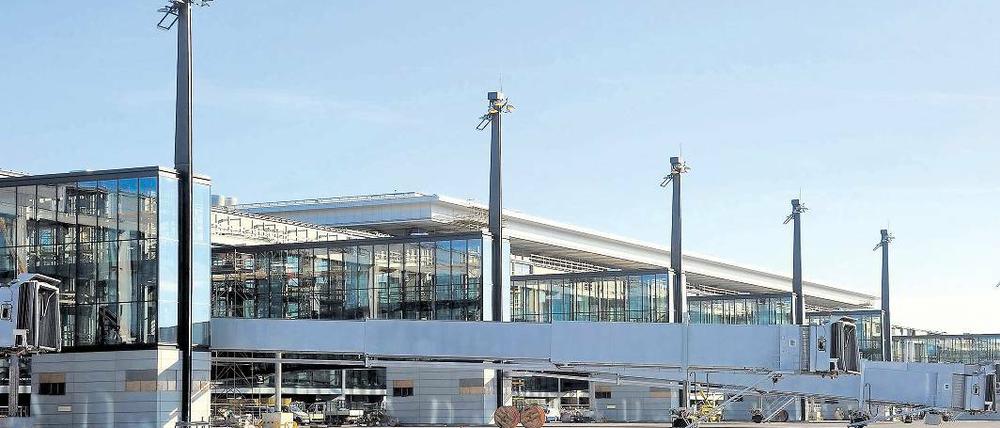 Komplett montiert. Die Fluggastbrücken auf dem neuen BER Flughafen in Schönefeld sind komplett. Derzeit erfolgen die TÜV-Abnahmen der sicherheitstechnischen Anlagen und der Fluggastbrücken.