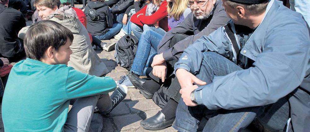 Sitzblockade. Auch der brandenburgische Finanzminister Helmuth Markov (Die Linke, 2.v.r.), nahm schon an einer sitzenden Demonstration gegen einen Aufmarsch von Neonazis in Neuruppin teil.