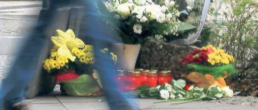Tat- und Trauerort. Unweit der Rathaus-Passagen am Alexanderplatz lagen am Montag Blumen und brannten Kerzen an der Stelle, an der der junge Mann zusammengeschlagen worden war.