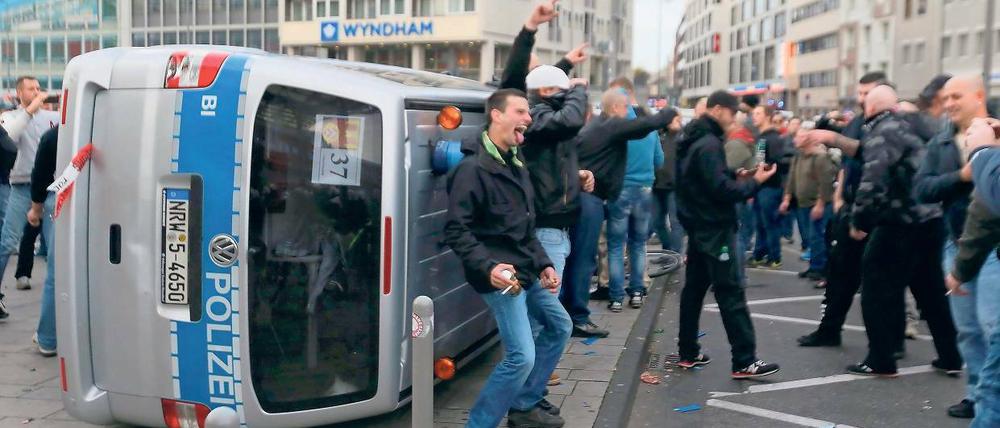 Auf Randale aus. In Köln kippten Hooligans auch ein Polizeiauto um. Fast 50 Polizisten wurden leicht verletzt. Solcher Krawall soll Berlin möglichst erspart bleiben.