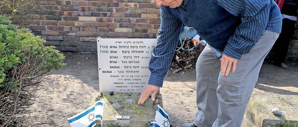 Gedenken. Ein Israeli berührt das Grab seines Bruders.