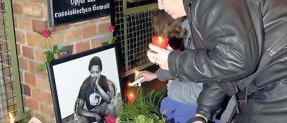 Gedenken in Eberswalde. Der Angolaner Amadeu Antonio war 1990 das erste Todesopfer rassistisch motivierter Gewalt nach der Wende in Ostdeutschland.